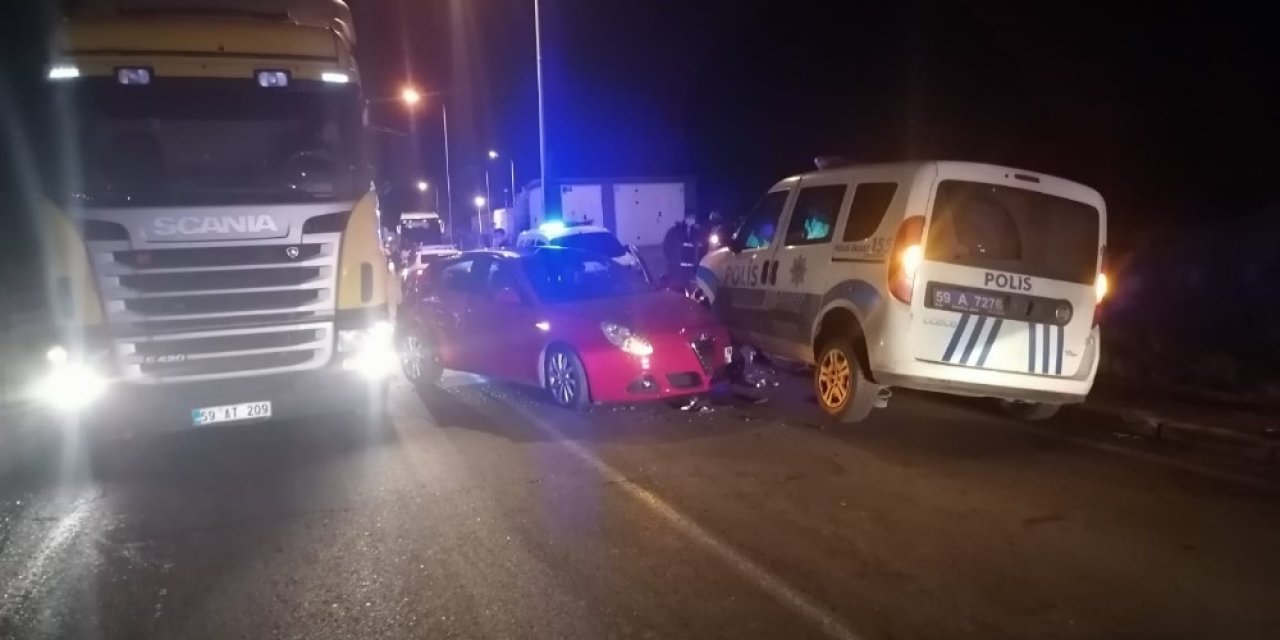 Polis Otosu İle Otomobilin Karıştığı Kazada 3 Polis Yaralandı