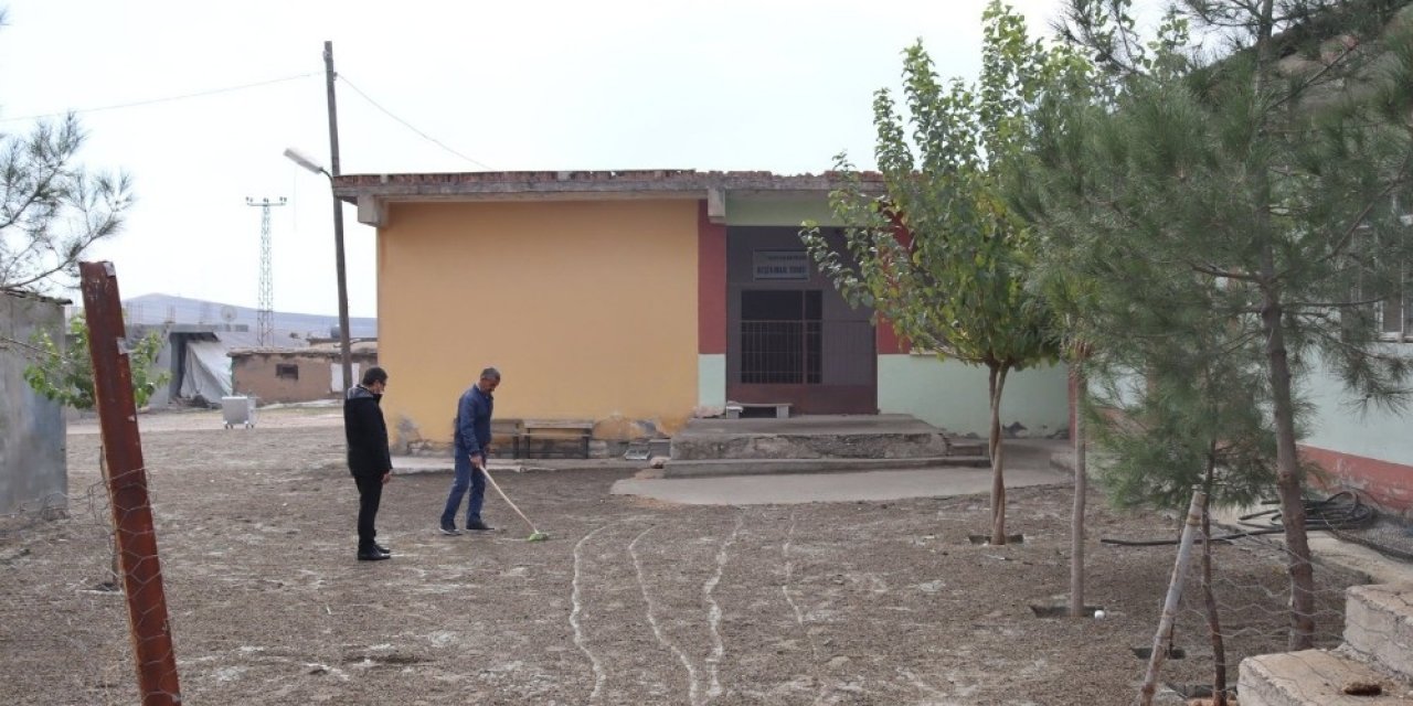 Hazro’da Cami, Taziye Evi Ve Okul Bahçeleri Parke Taşı İle Döşendi