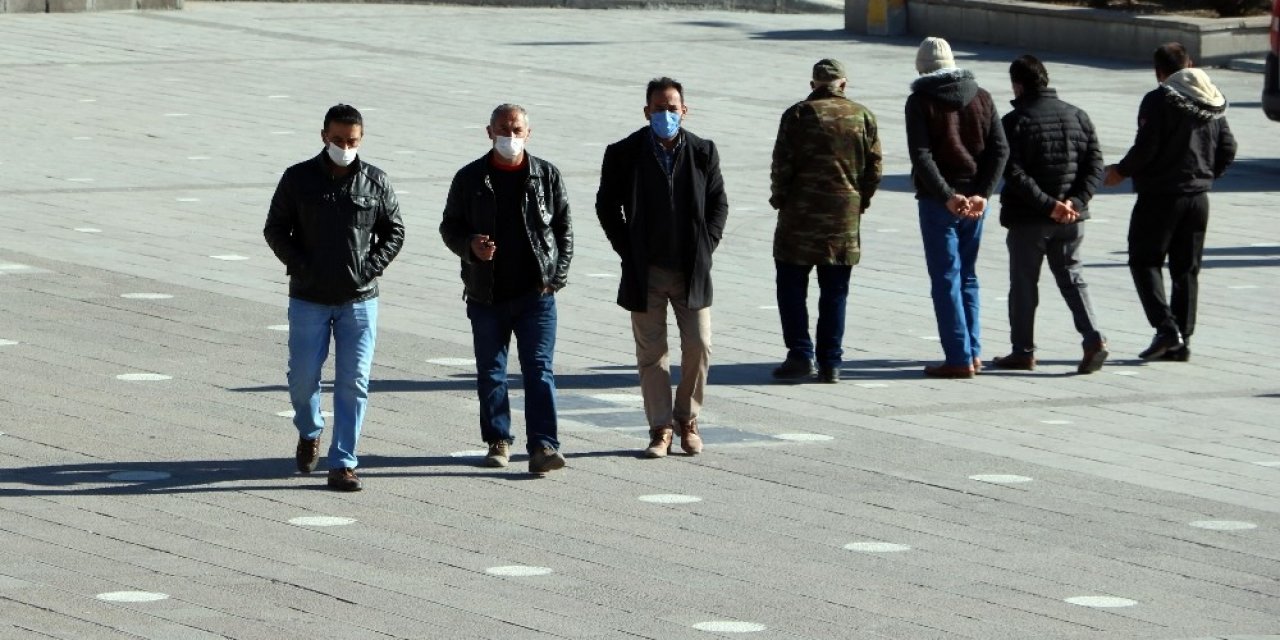 Pandemiye Rağmen Güneşli Havayı Fırsat Bilen Vatandaşlar Sokağa Akın Etti