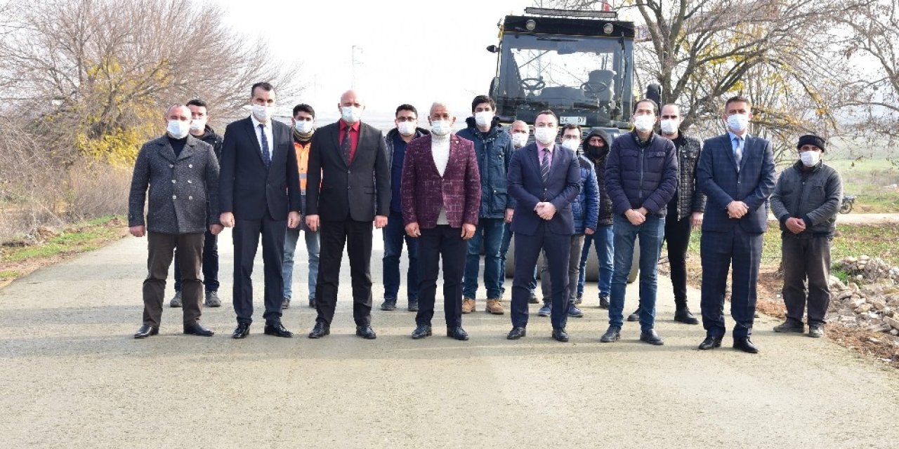 Manisa Büyükşehir’in Beton Yol İmalatları Devam Ediyor