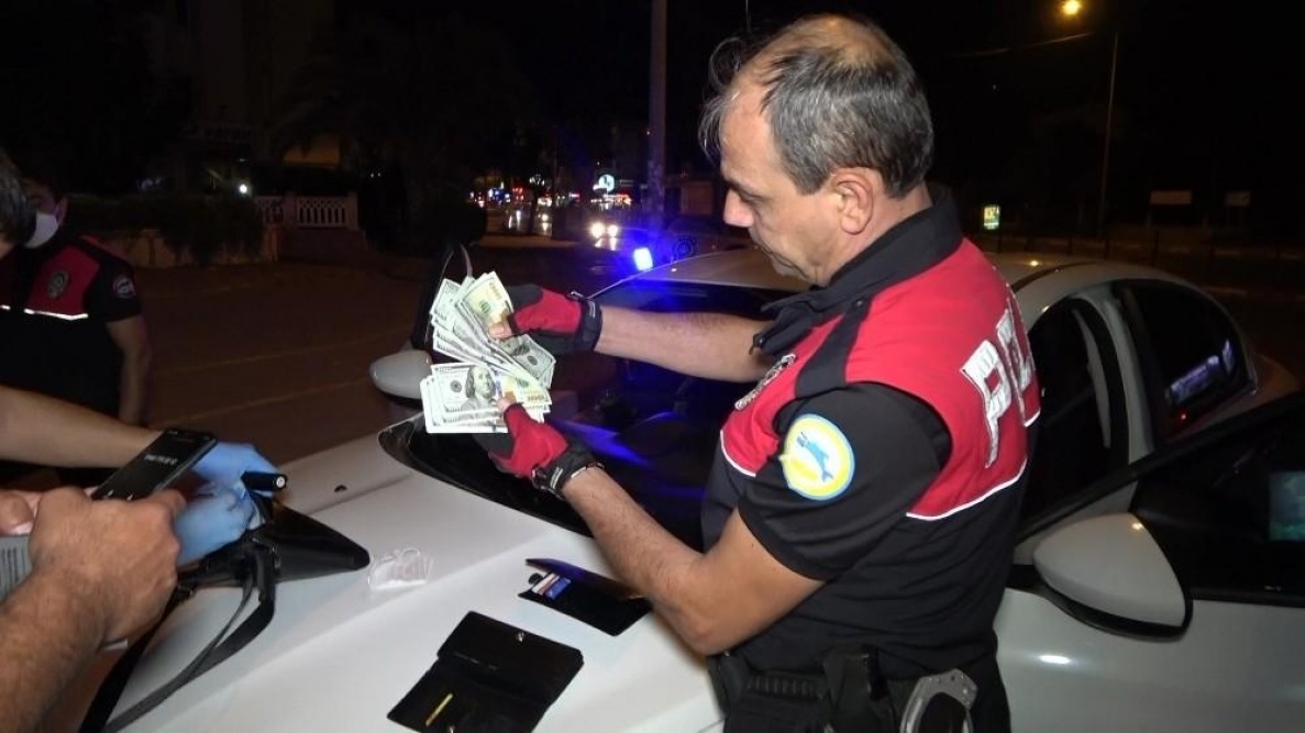 Şüpheli araçtan sahte döviz ve uyuşturucu madde çıktı