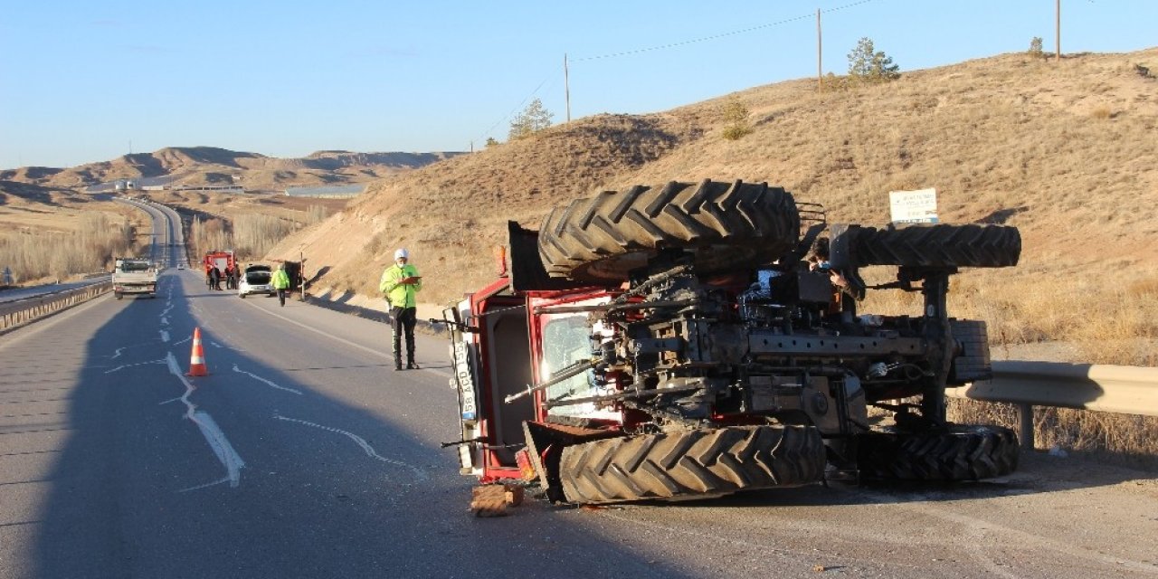 Römork Traktörden Ayrıldı, 25 Metre Sürüklendi: 3 Kişi Yaralandı