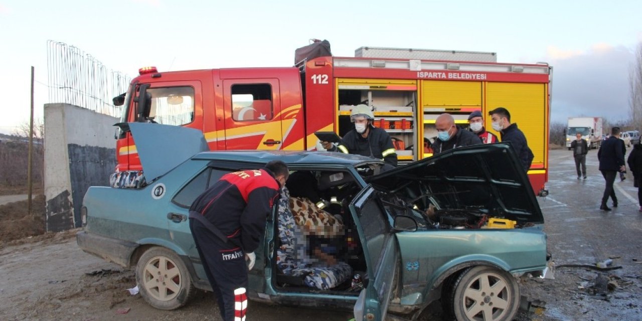 Isparta’da 2 Otomobil Kafa Kafaya Çarpıştı: 1 Ölü, 4 Yaralı