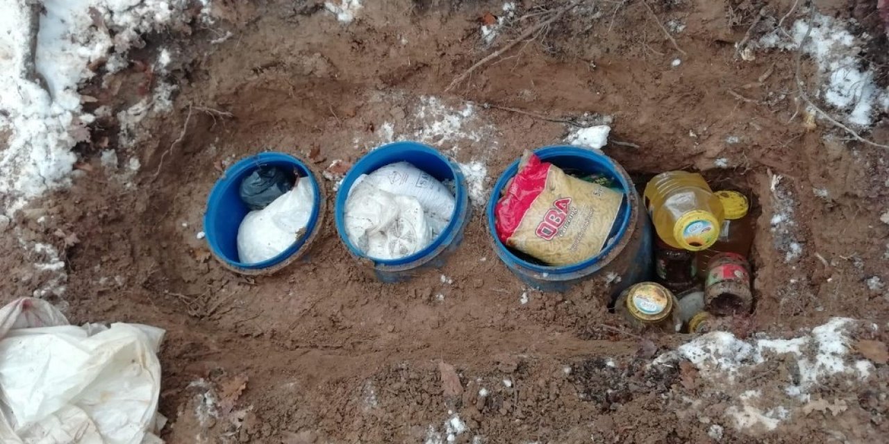Bitlis’te 3 Sığınak Ve Yaşam Malzemeleri Ele Geçirildi