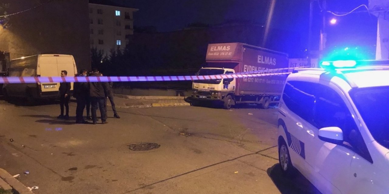 Bağcılar’da Seyir Halindeki Araca Silahlı Saldırı: 1 Yaralı