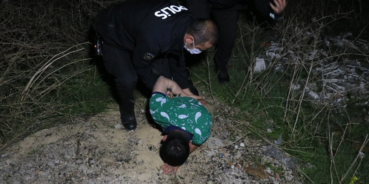 Dur İhtarına Uymadılar, Polisten Kaçarken Yolun Bittiğini Görmeyip Otomobille Tarlaya Düştüler