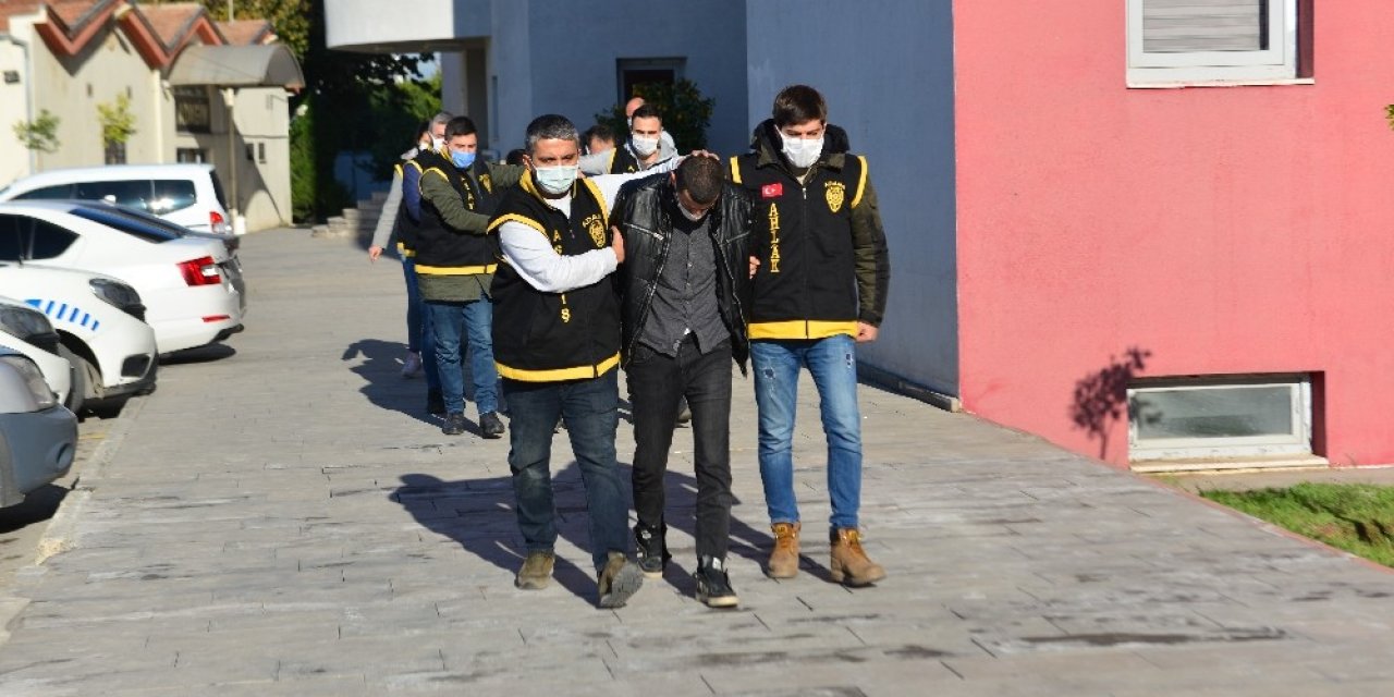 Karı Koca Ve Kız Kardeş, Çiftçinin Çıplak Videosunu Çekip Şantaj Yaptı