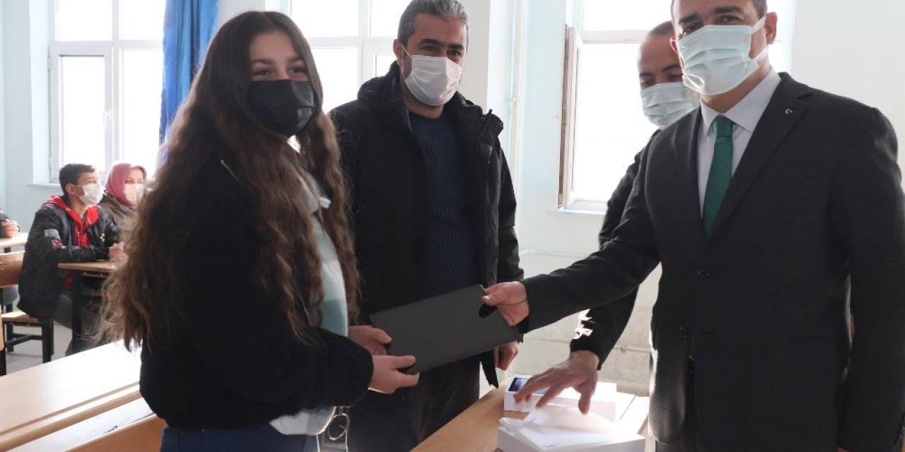 Vali Akbıyık: “hakkari Terörle Değil, Eğitimiyle Konuşuluyor”