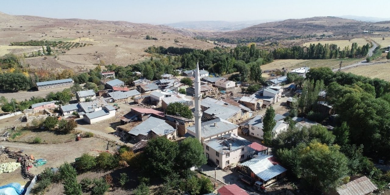 Dillerden Düşmeyen O Köye, Ahmet Kutsi Tecer Anıtı Yapılacak