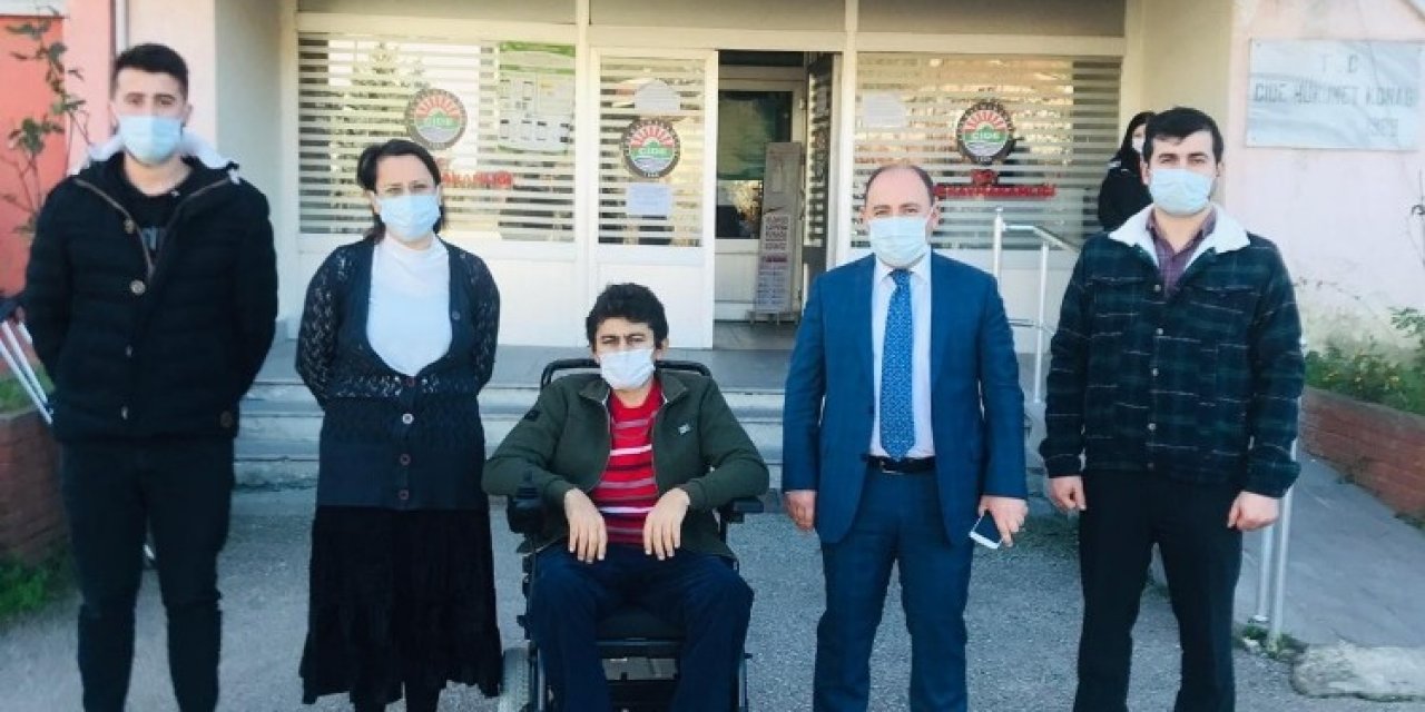 Cide Kaymakamlığı, İhtiyaç Sahibi Engelli Vatandaşa Akülü Araç Verdi