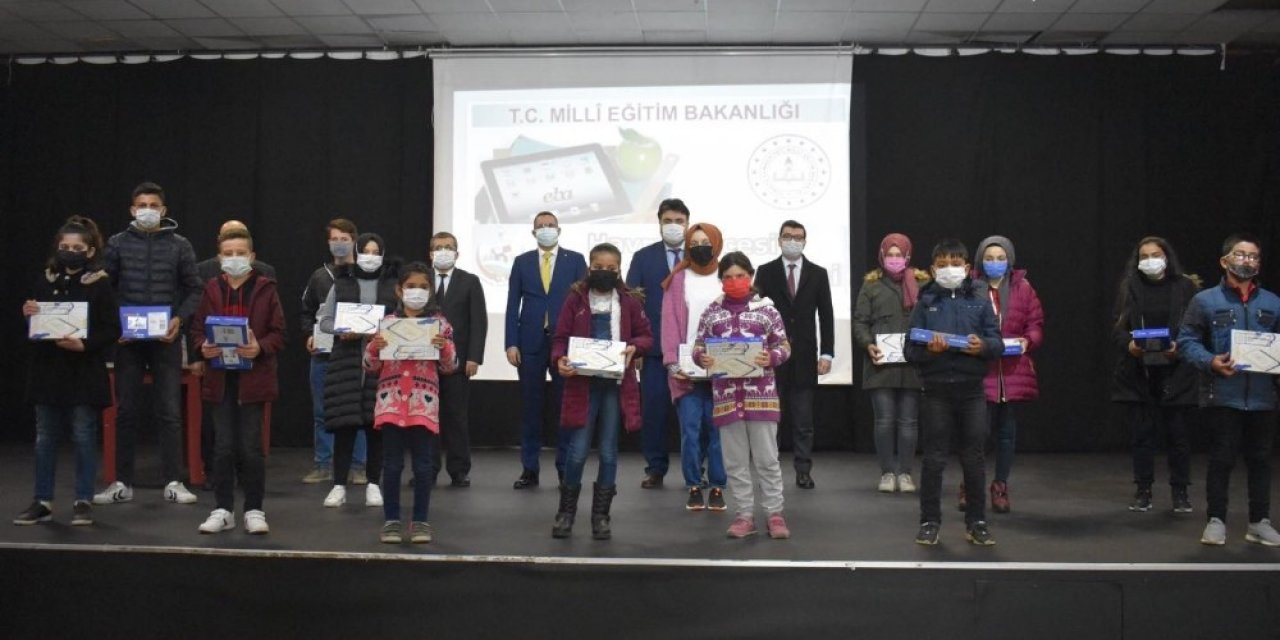 Tabletler Havran’da Öğrencilere Dağıtıldı