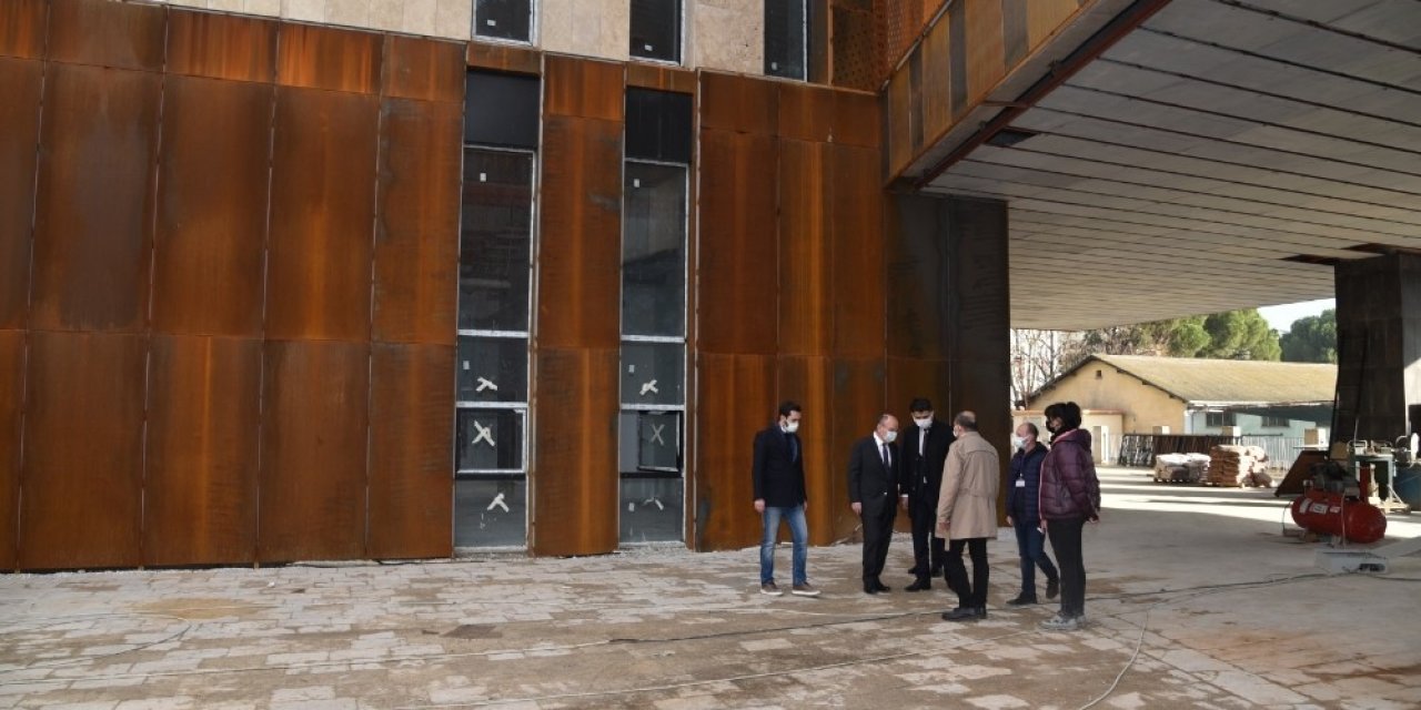 Vali Karadeniz, Yeni Manisa Müzesinde İncelemelerde Bulundu