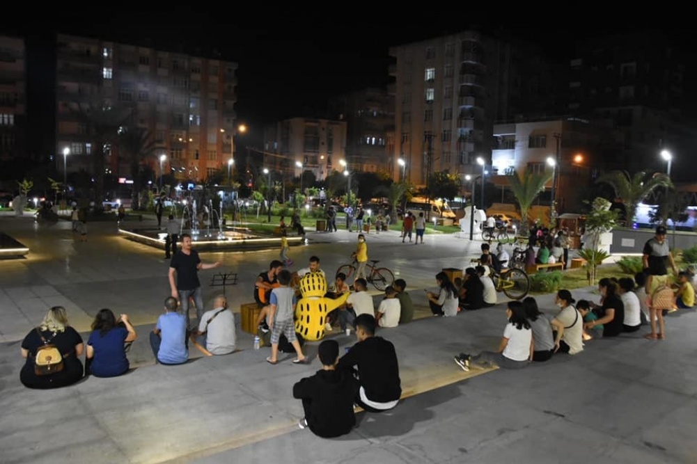 Atatürk Kent Meydanı, her akşam vatandaşların akınına uğruyor
