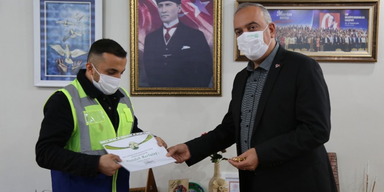 Karacayı Kurtarmak İçin Çoruh Nehrine Atlayan Belediye Çalışanı Tam Altınla Ödüllendirildi