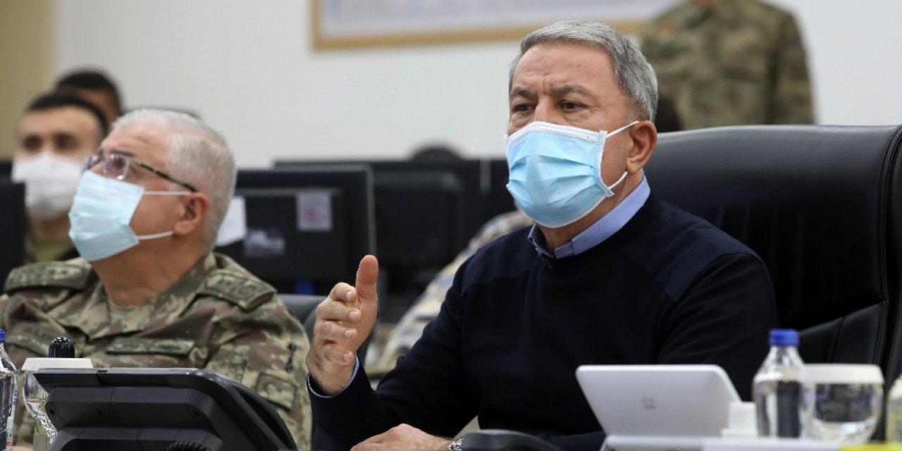 Milli Savunma Bakanı Akar Suriye Sınırında