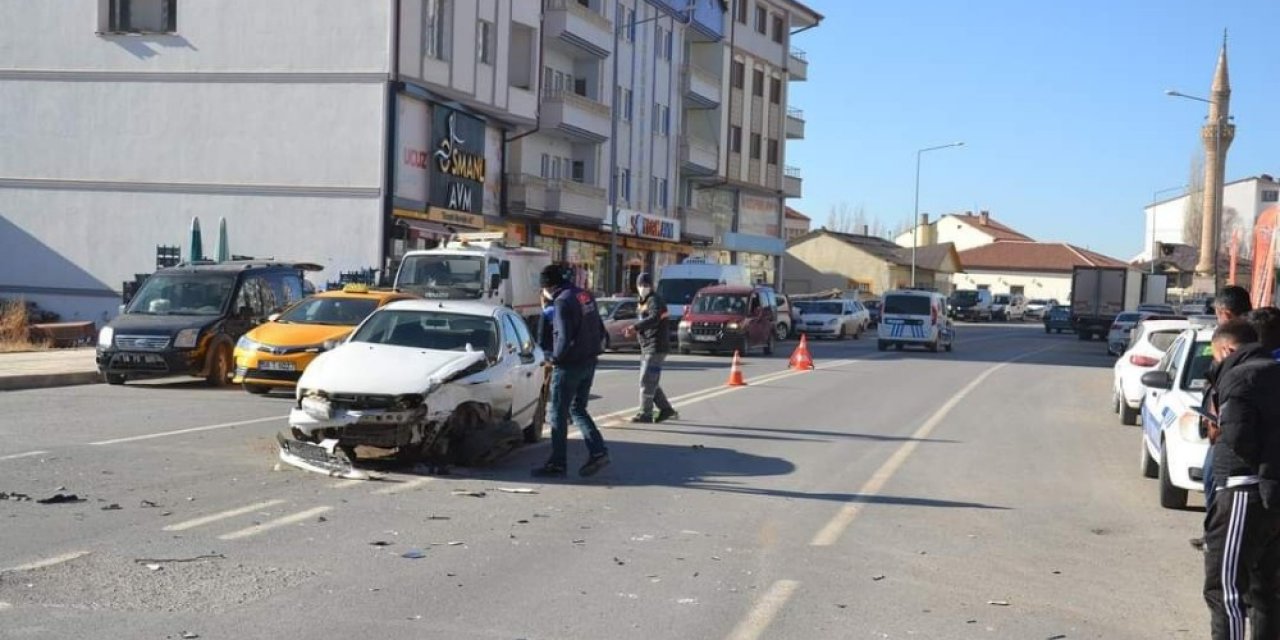 Sivas’ta Trafik Kazası: 2 Yaralı