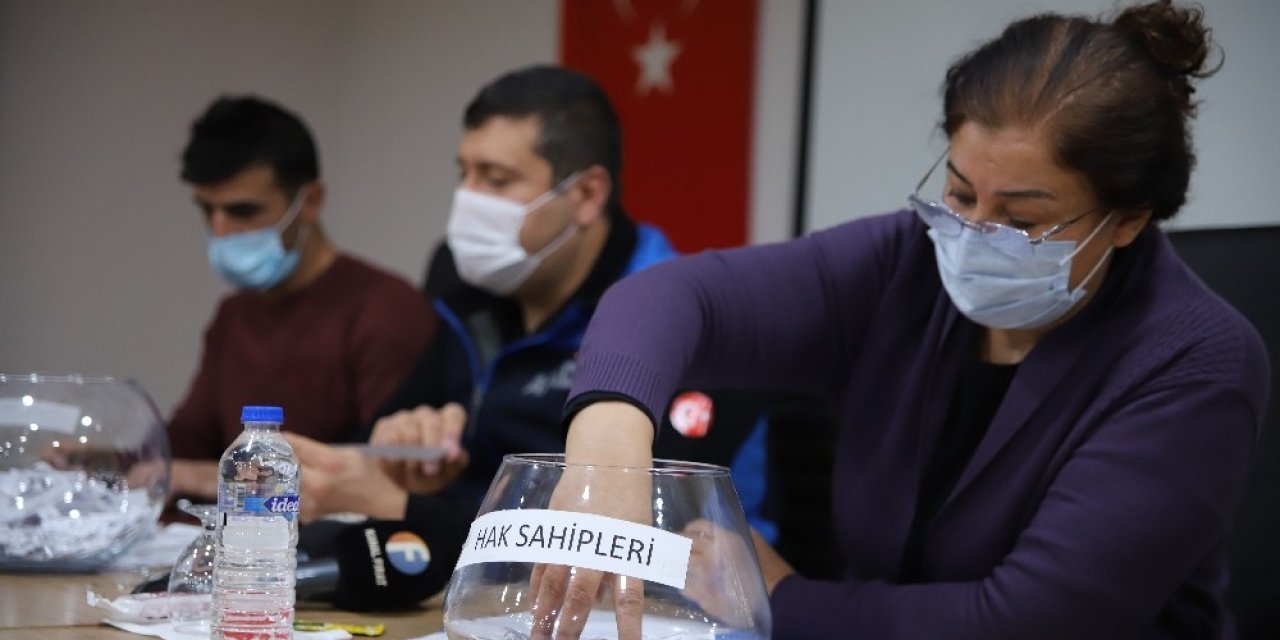 Elazığ’da 341 Depremzede Daha Çekilen Kurayla Evlerine Kavuştu