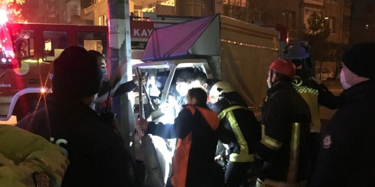 Boş Yolda Direğe Çarptı, Sıkıştığı Yerden İtfaiyenin Çalışması İle Çıkarıldı