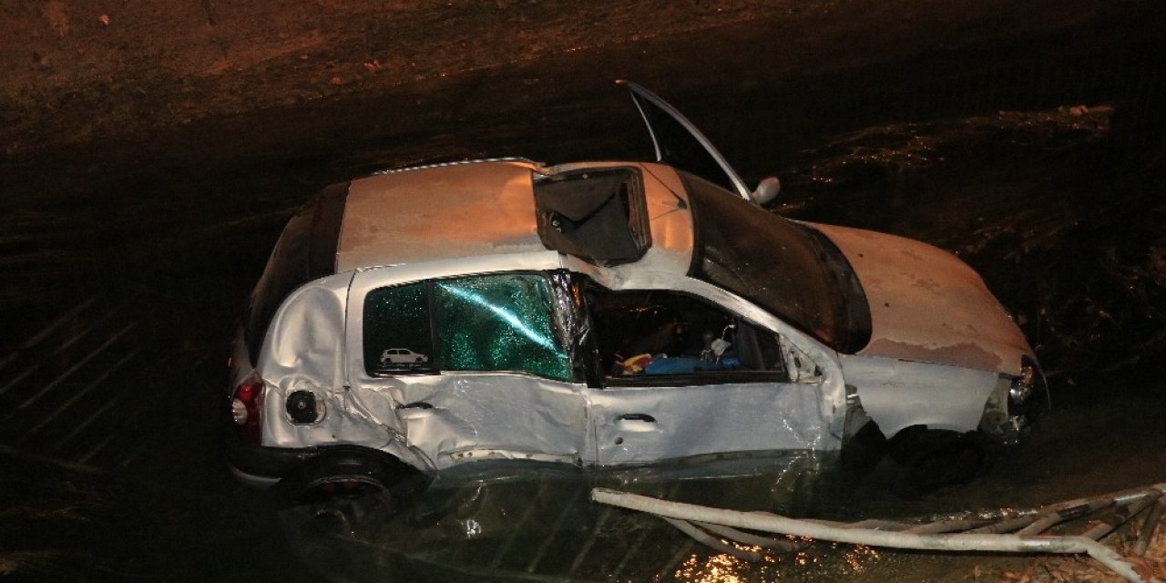 Adana’da Otomobil Sulama Kanalına Düştü: 2 Yaralı