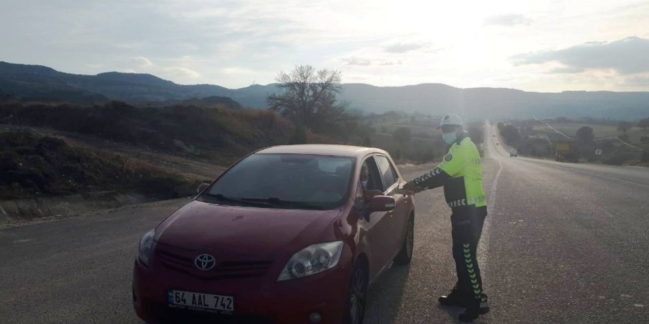 Selendi’de Trafik Polisinden Sürücülere Lokum İkramı