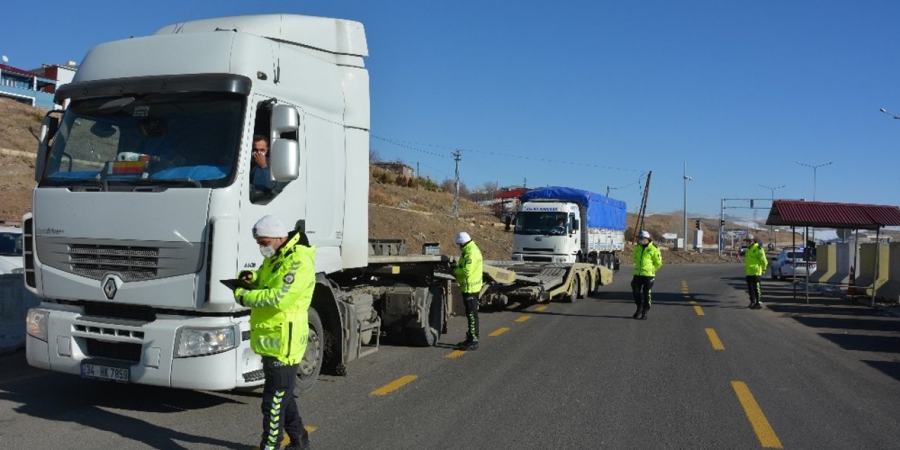 Tercan’da ’zorunlu Kış Lastiği Denetimi’ Yapıldı
