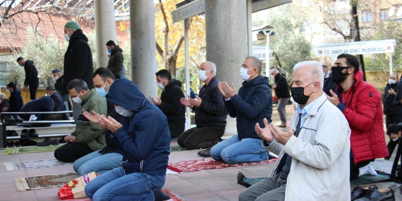 Aydınlılar Cuma Namazını Camilerde Kılabilecek