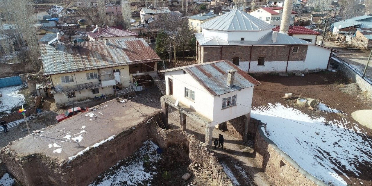 Fıkra Gibi Olay, Bu Odanın Altından Yol Geçiyor