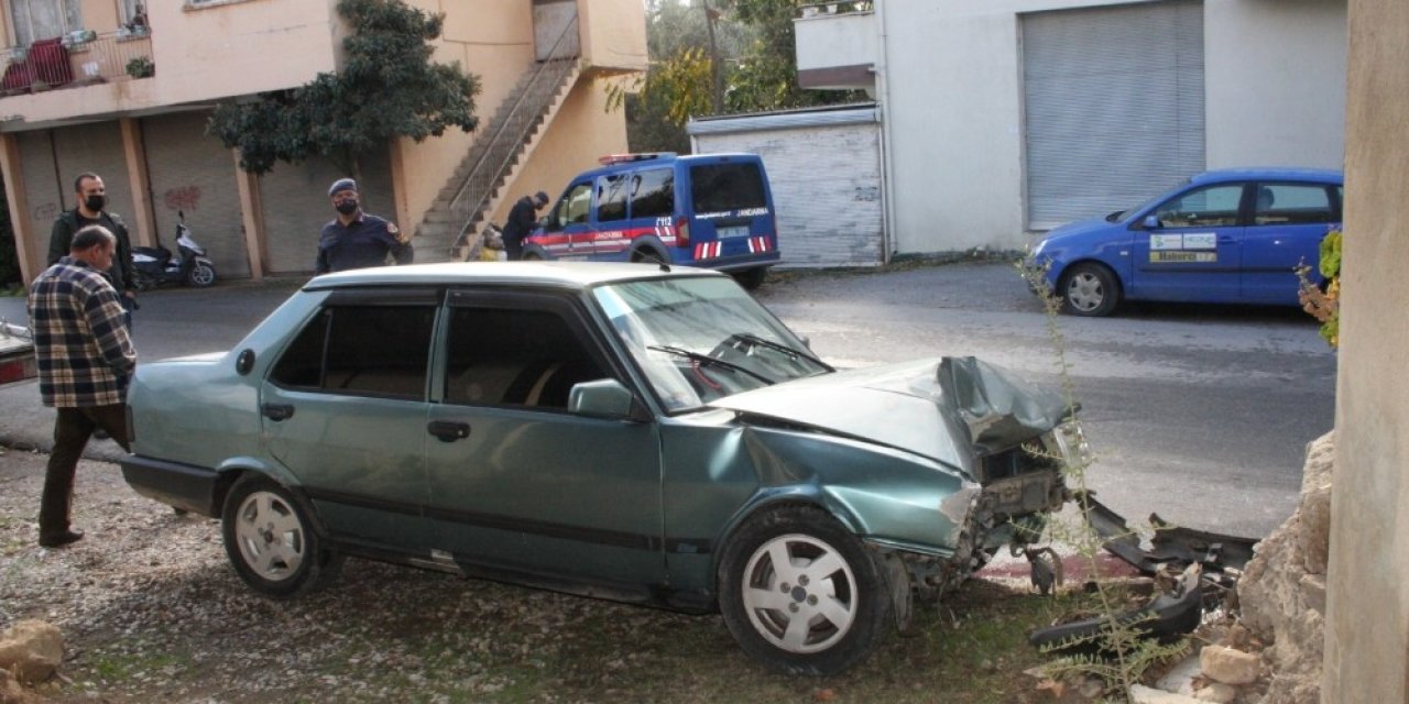 Kontrolden Çıkan Otomobil Duvara Çarptı: 1 Yaralı