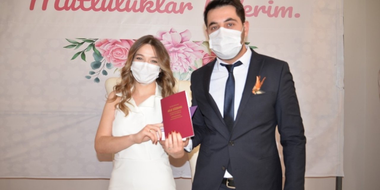 Yılın Son Nikahı Kıyılan Çiftin Yeni Yıl Dileği ’sağlık’ Oldu