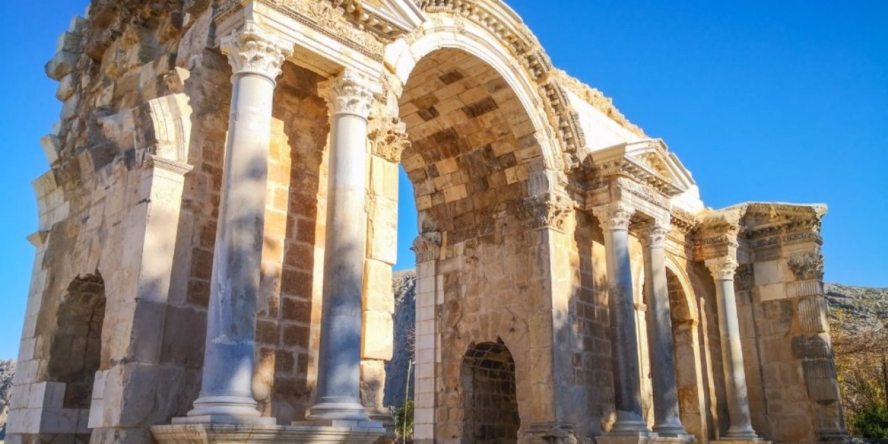 Anavarza Antik Kenti 7 Bin Yıllık Tarihe Işık Tutuyor