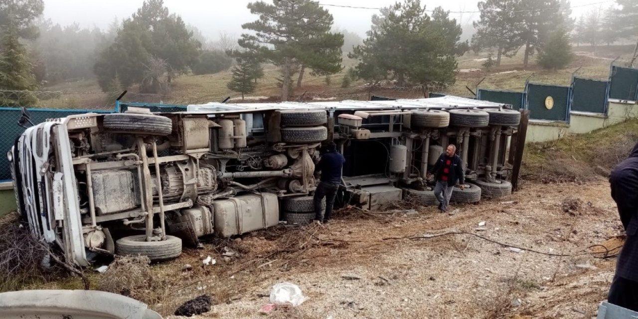 Yoğun Sis Nedeniyle Kontrolden Çıkan Tır Yan Yattı: 1 Yaralı