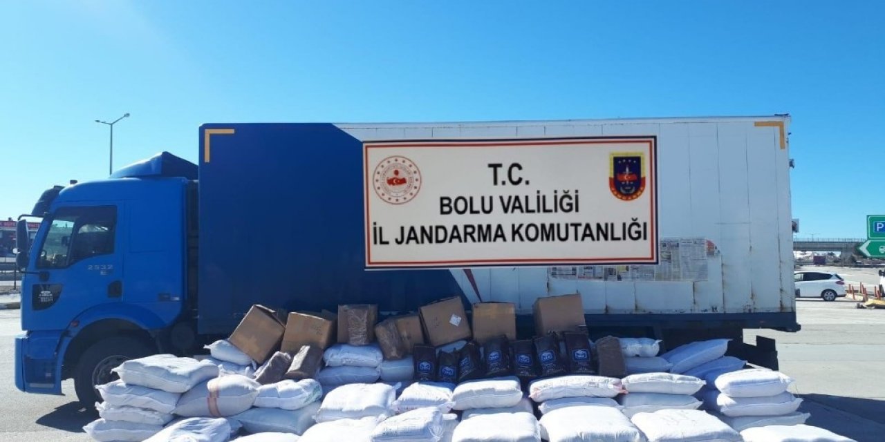 Bolu’da Kaçak Ürünlerle Dolu Kargo Araçları Jandarmaya Yakalandı