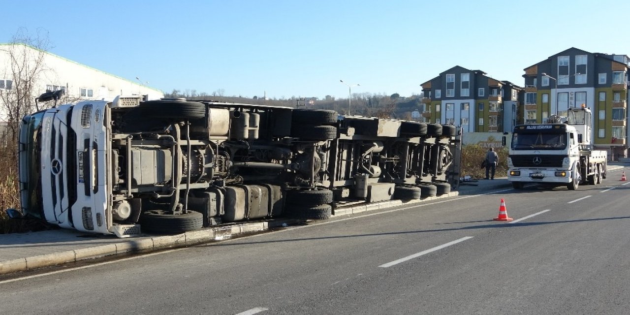 Ordu’da Boya Yüklü Tır Devrildi