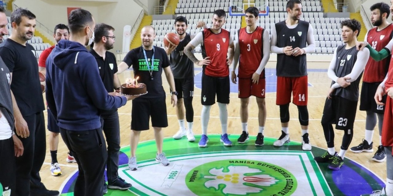 Manisa Bbsk Yeni Yılı Pasta Keserek Karşıladı