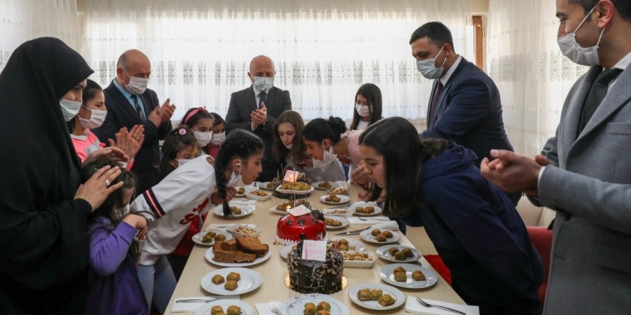 Vali Varol’dan, Çocuk Evleri Sitesinde Kalan Çocuklara Ziyaret