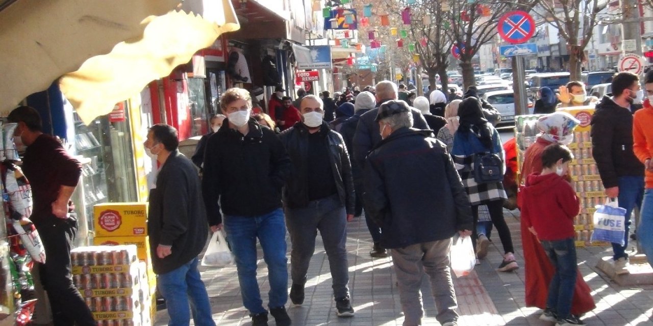 Bu Manzaraları En Çok Korona Sevdi, Vatandaş Yılın Son Gününde Sokaklara Akın Etti