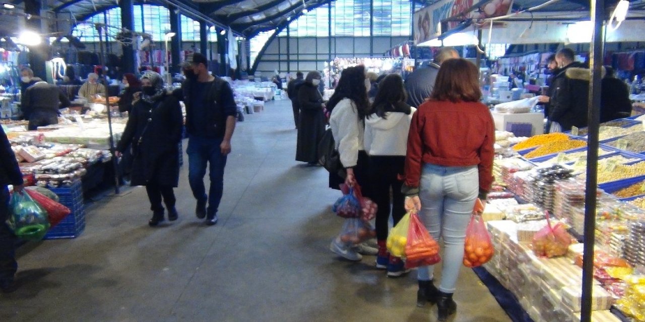 Vatandaşlar Pazara Koştu, En Çok Satılan Ürün İse Kuruyemiş Oldu
