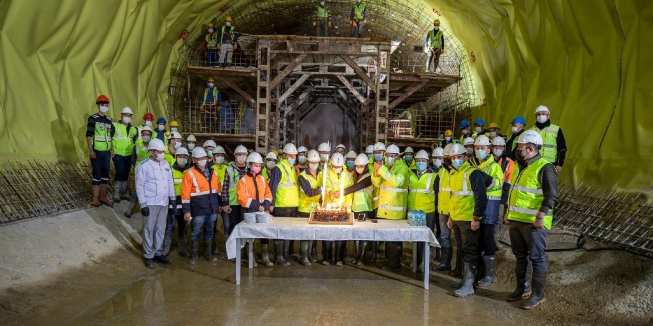 Başkan Soyer Yılın Son Saatlerinde Narlıdere Metrosu’na İndi