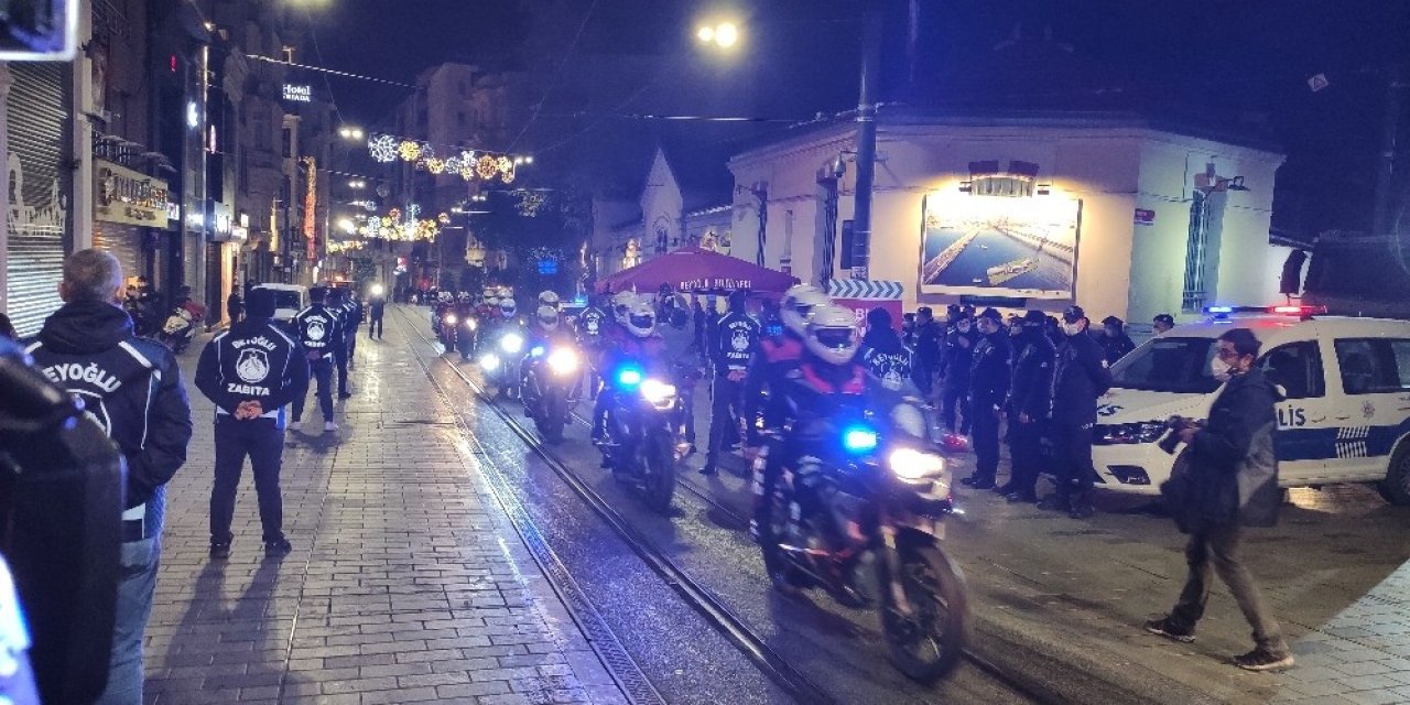80 Saatlik Kısıtlama Başladı: Taksim Ve İstiklal Caddesi Kapatıldı