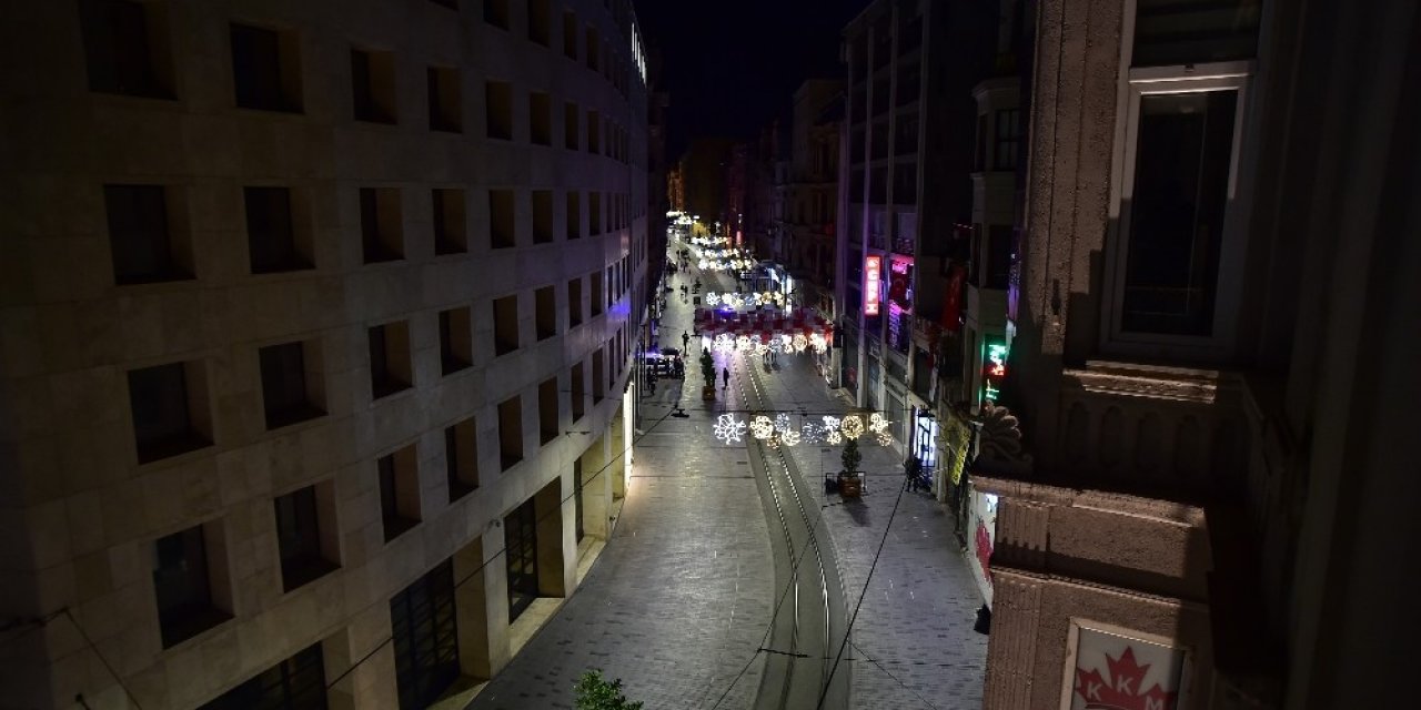 İstiklal Caddesi Yılbaşında Sessizliğe Büründü