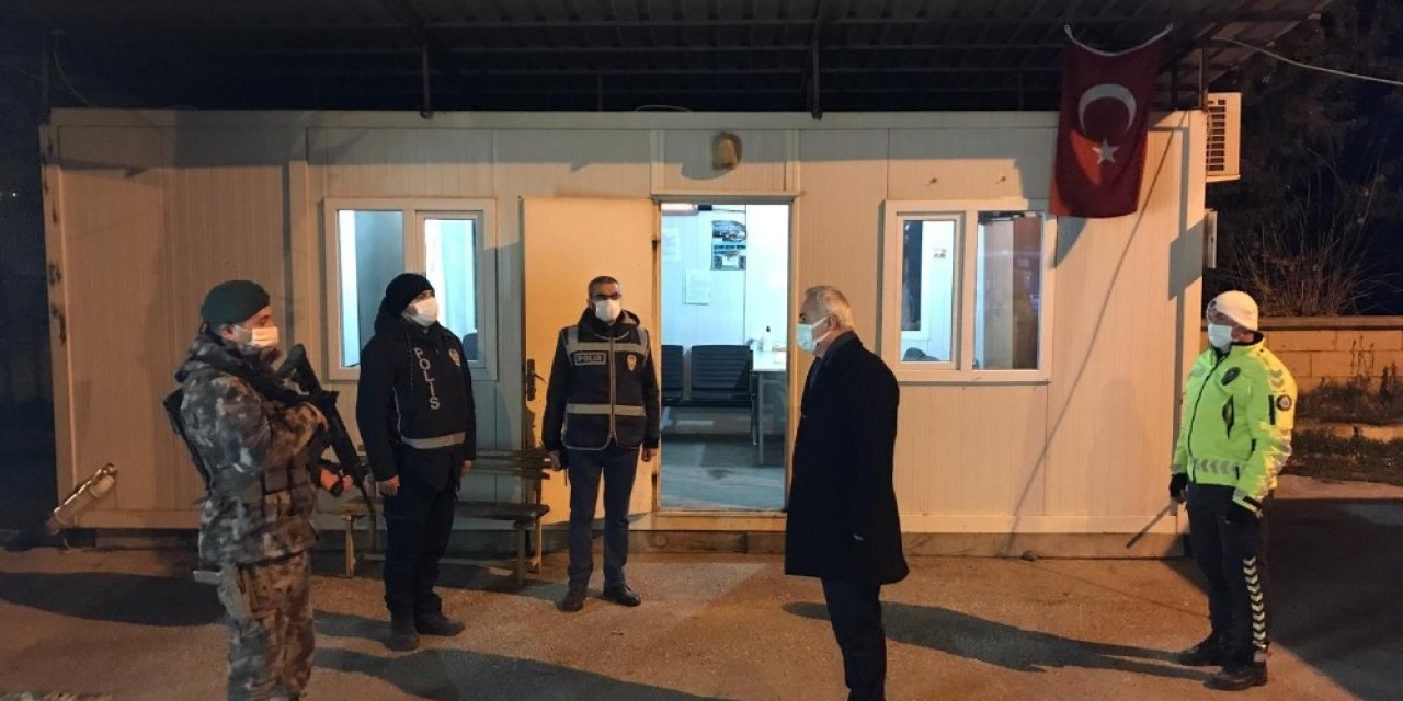 Isparta Valisi Seymenoğlu, Yeni Yıla Görev Başındaki Kamu Personelleriyle Birlikte Girdi