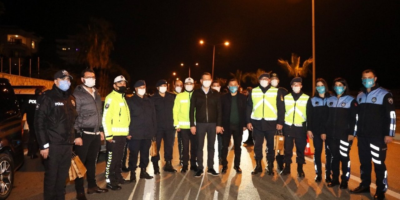 Alanya’da Sağlık Çalışanları Ve Güvenlik Güçlerinin Yeni Yılı Görevi Başındayken Kutlandı