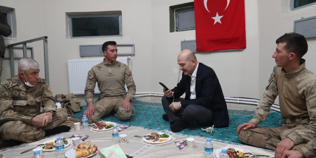 İçişleri Bakanı Soylu, Yeni Yıla Belbuka Kalekol Üs Bölgesindeki Askerlerle Girdi
