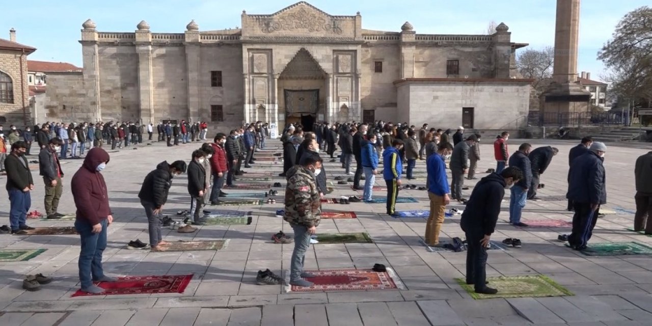 Aksaray’da Yılın İlk Cuma Namazı Sosyal Mesafeyle Kılındı