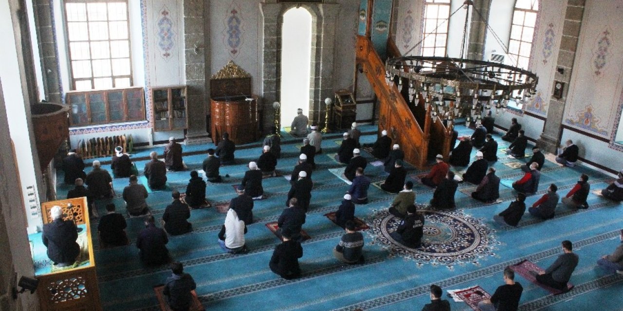Sokağa Çıkma Kısıtlamasında Tedbirli Cuma Namazı