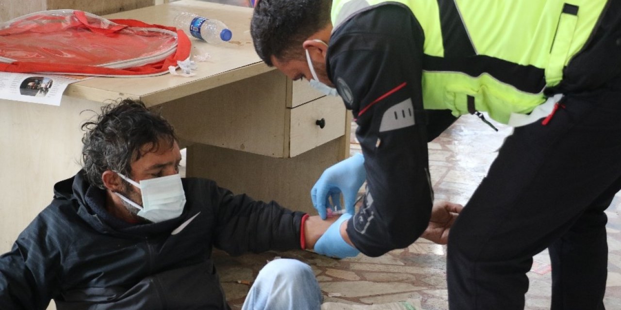 Yeni Yıla Sokakta Uyuyarak Giren Evsiz Vatandaşa Polis Sahip Çıktı
