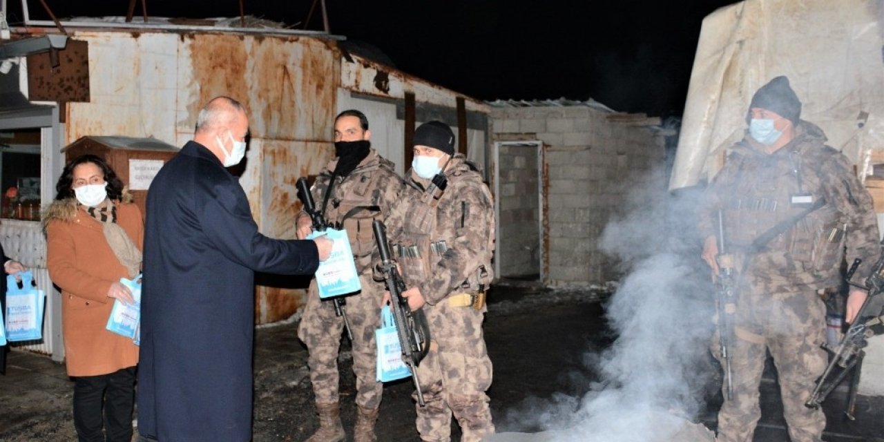 Başkan Akman’dan Sağlık Çalışanları İle Güvenlik Güçlerine Yeni Yıl Ziyareti