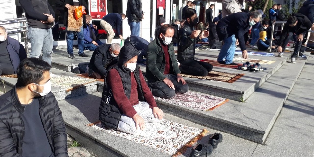 Kısıtlamada Cuma Namazı Kılındı