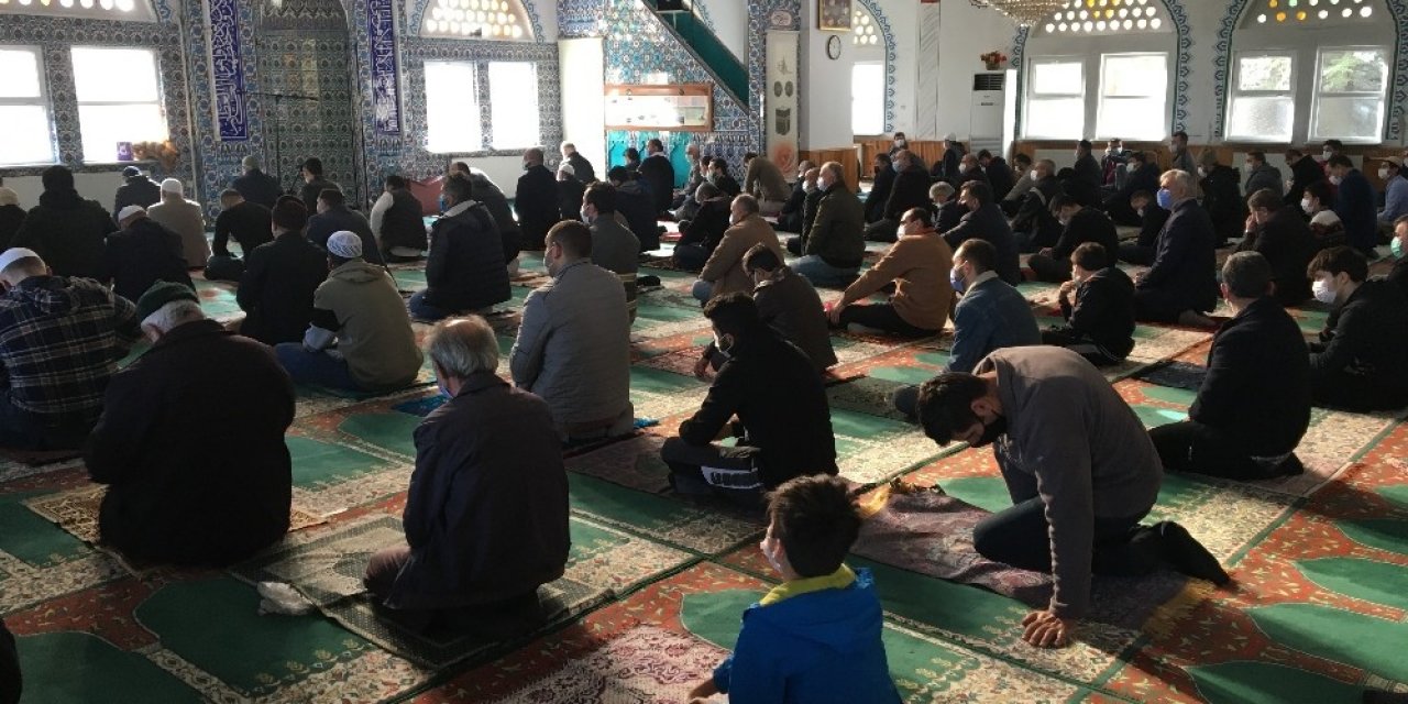 Vatandaşlar Cuma Namazı İçin Evlerine En Yakın Camilere Gitti
