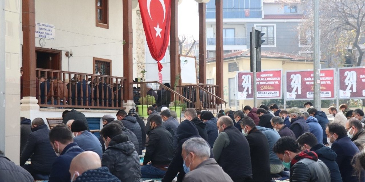Yeni Yılın İlk Cuma Namazı Tedbirler Kapsamında Kılındı